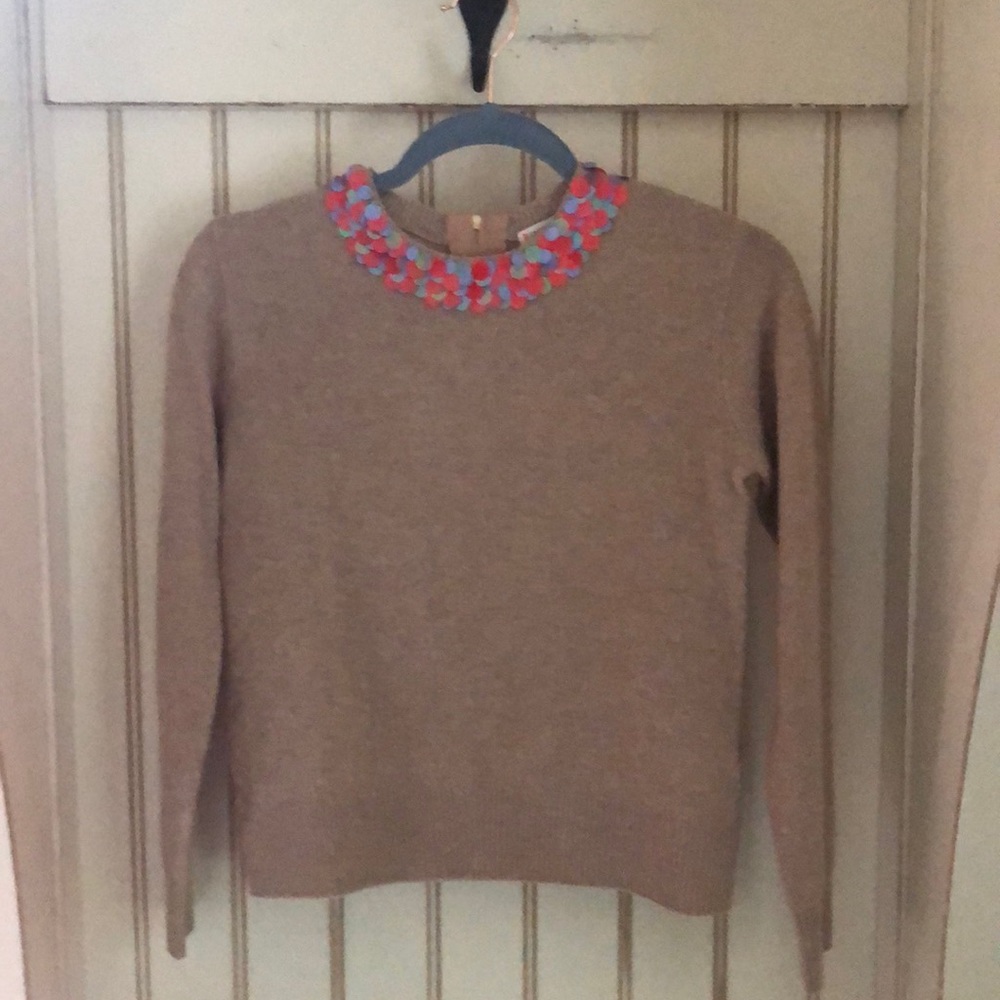 Sweater with colored collar